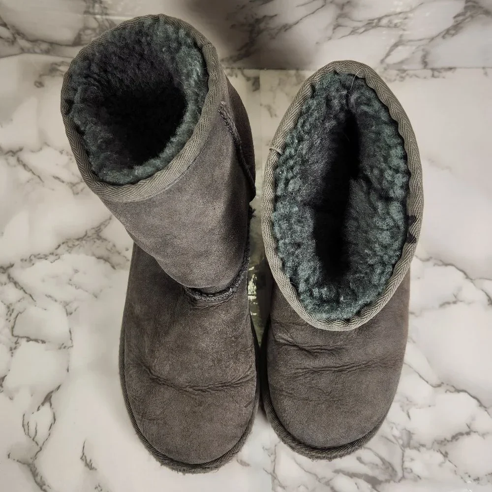UGG AUSTRALIA Unisex Youth 2 Classic Short 5251 Gray Suede Sheepskin Boots